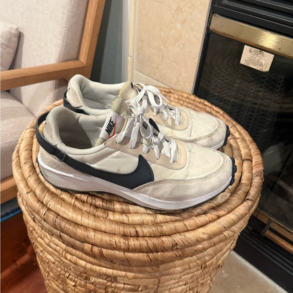 Nike waffle debut shoe
